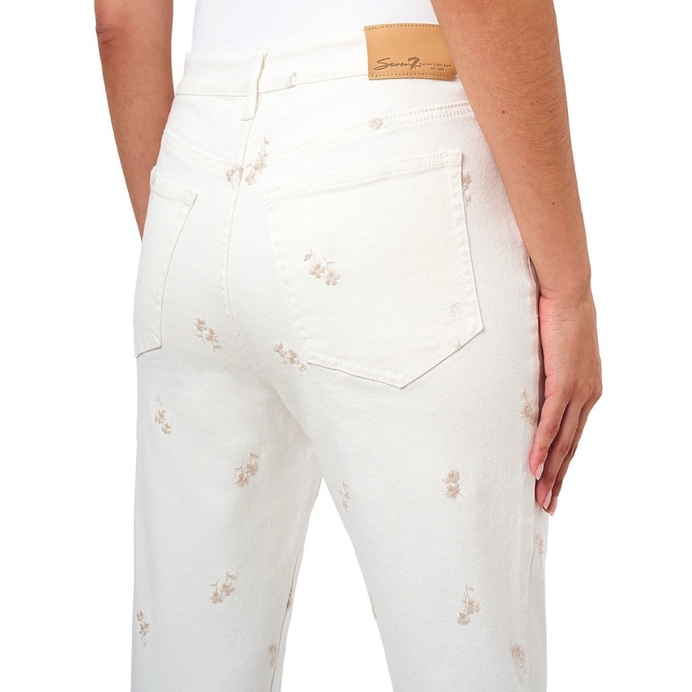 Seven7 Women's 90's Straight Jeans in cream color, size 8.